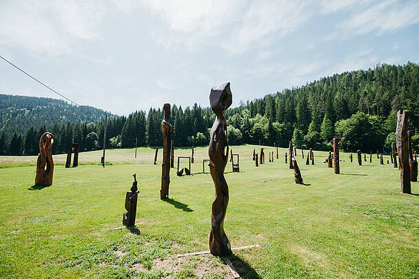 Holzskulpuren vorm Schloss Albeck © Sam Strauss_MBN Taourismus