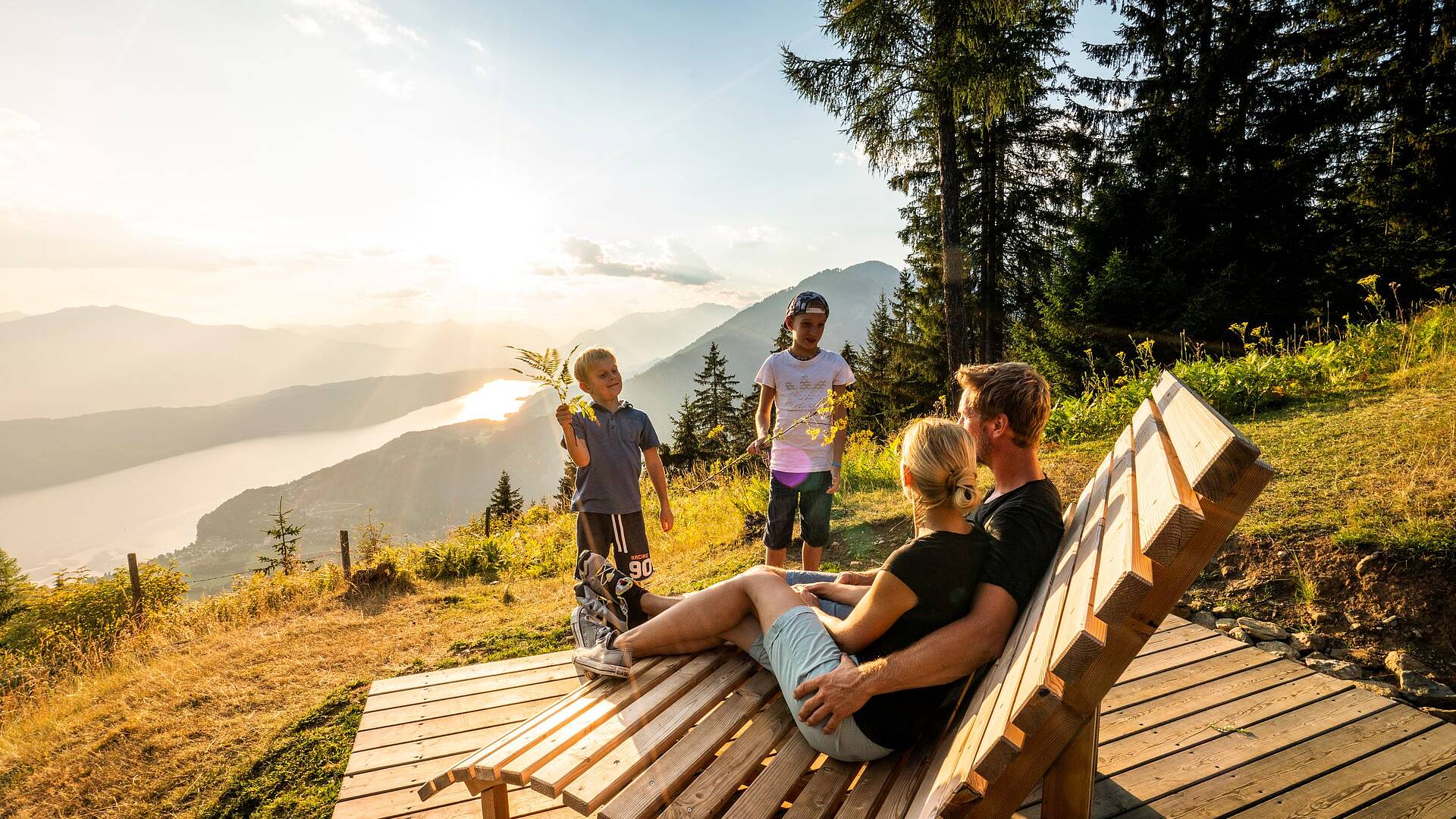 Picknickpause mit der Familie in einer malerischen Wiese in den Nockbergen © Gert Perauer_MBN Tourismus