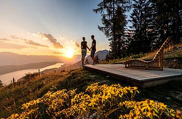 Zwei Wanderer machen eine Pause und bewundern die Aussicht auf dem Slow Trail © Gert Perauer_MBN Tourismus