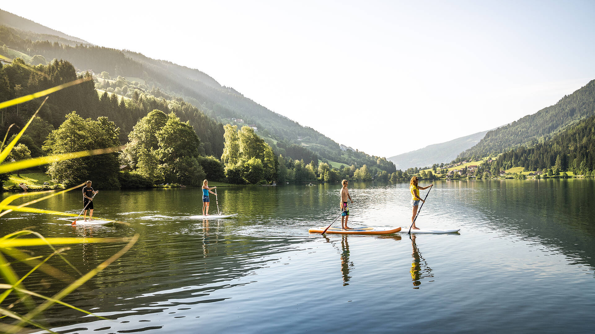 Stand Up paddeln entlang des Millstätter Sees, vorbei an blühenden Wiesen und idyllischen Dörfern © © Gert Perauer_MBN Tourismus