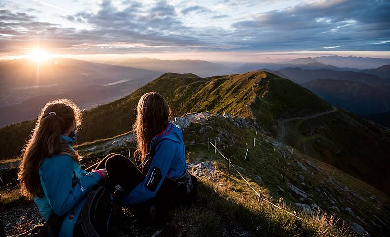 Wandern am Sportberg Goldeck bei Sonnenuntergang © Sam Strauss_Goldeck Bergbahnen