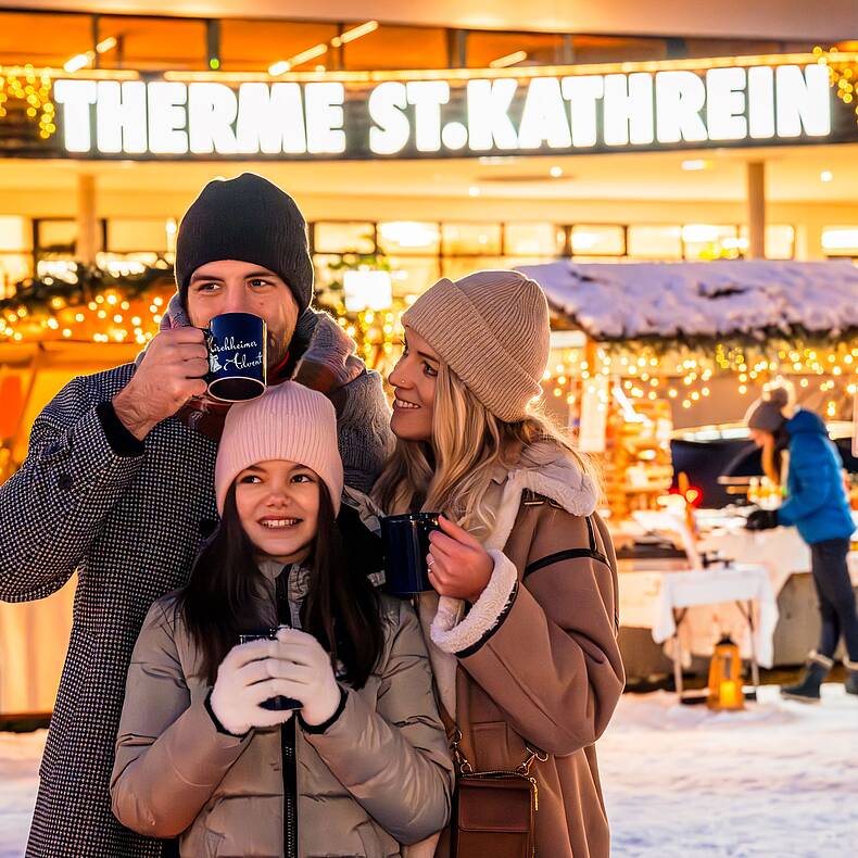 glückliche Familie am Kirchheimer Adventmarkt © Michael Stabentheiner_MBN Tourismus