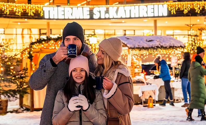 glückliche Familie am Kirchheimer Adventmarkt © Michael Stabentheiner_MBN Tourismus